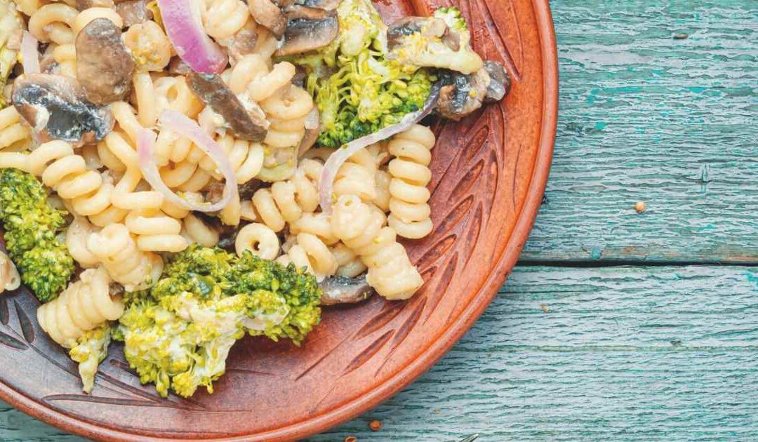 Brokkoli-Pasta mit Waldpilzen und Lupinenstreifen